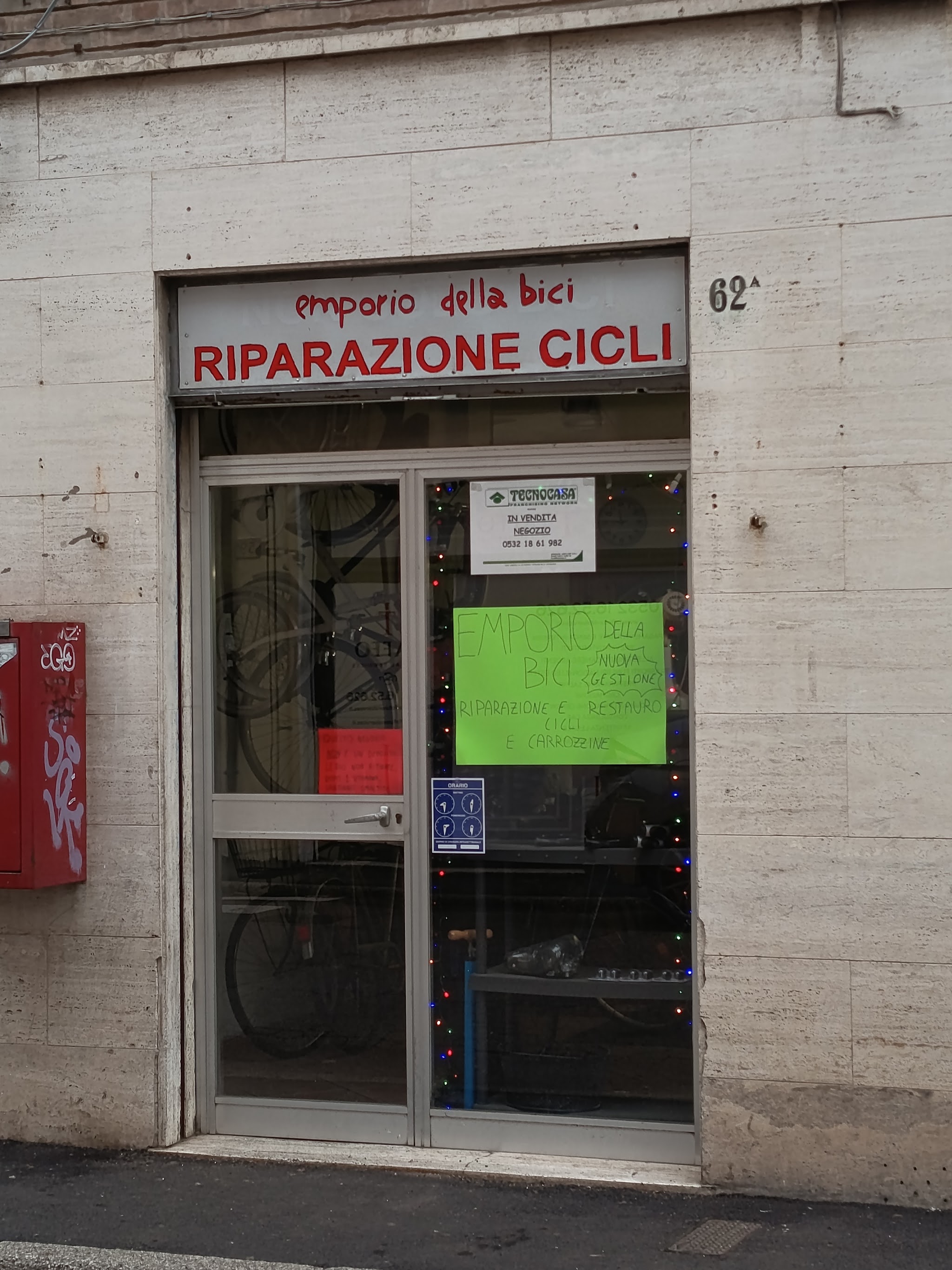 Ingresso dell'Emporio della bici in Via Arianuova 62a