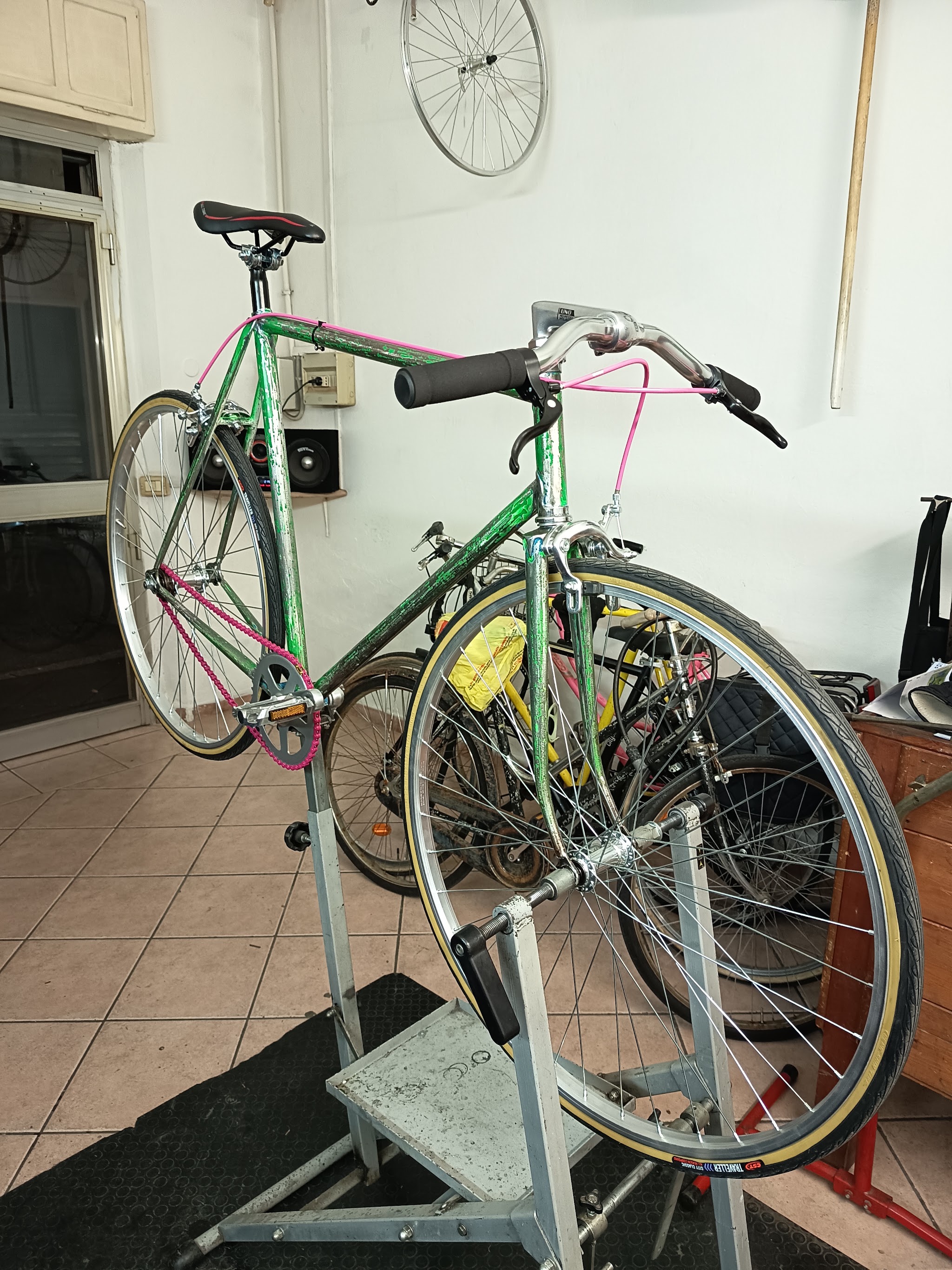 Bicicletta verde personalizzata su un cavalletto