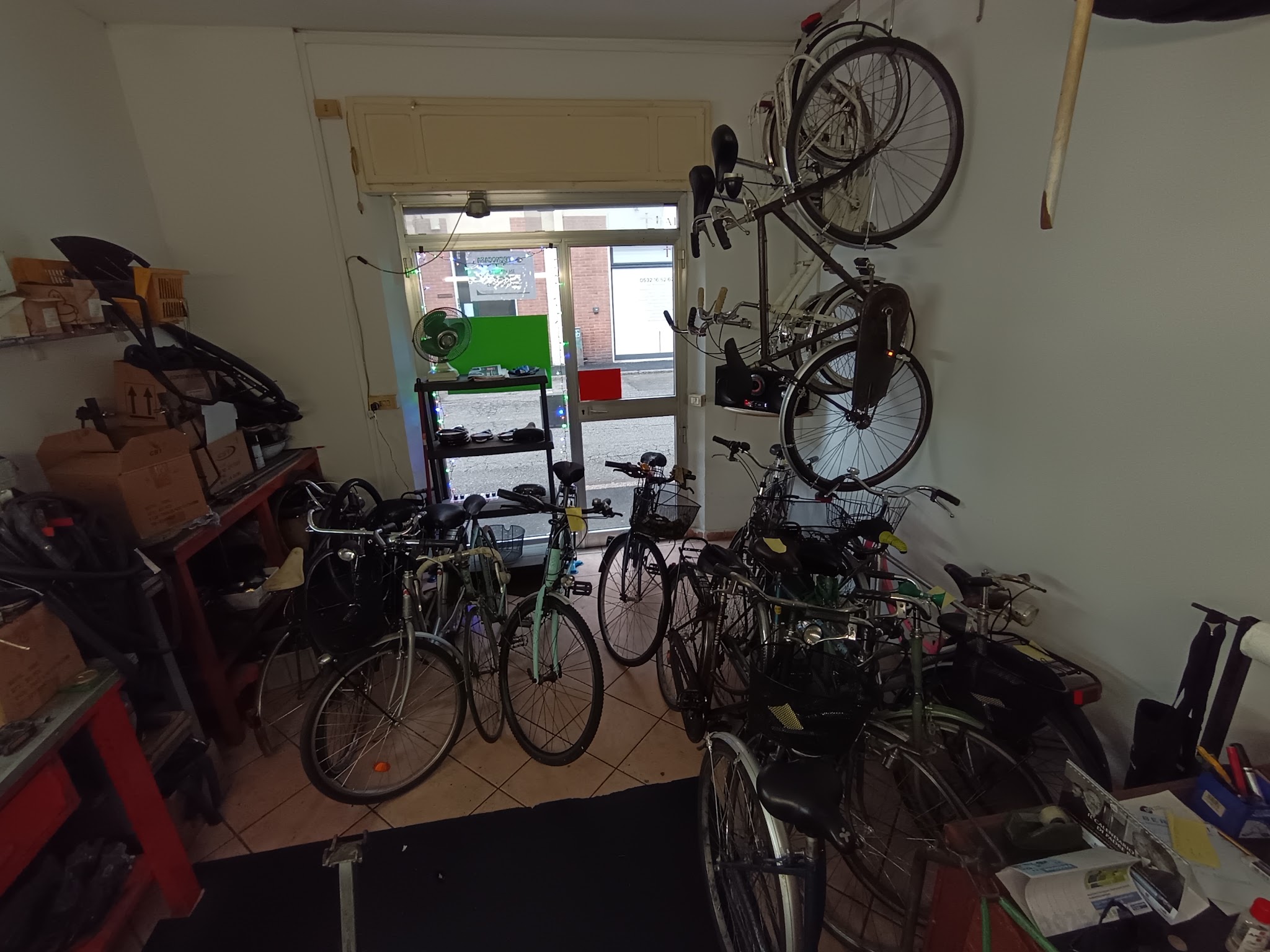 Interno della ciclofficina con numerose biciclette