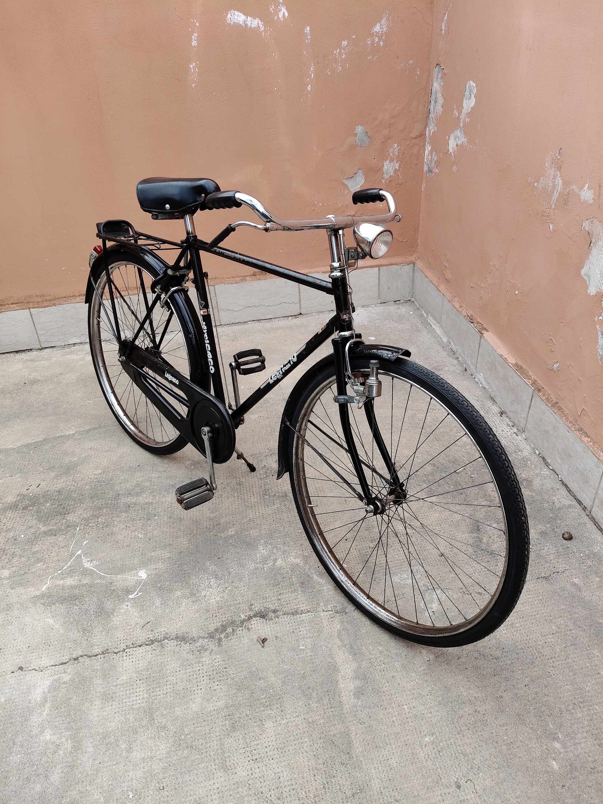 Bicicletta classica nera restaurata