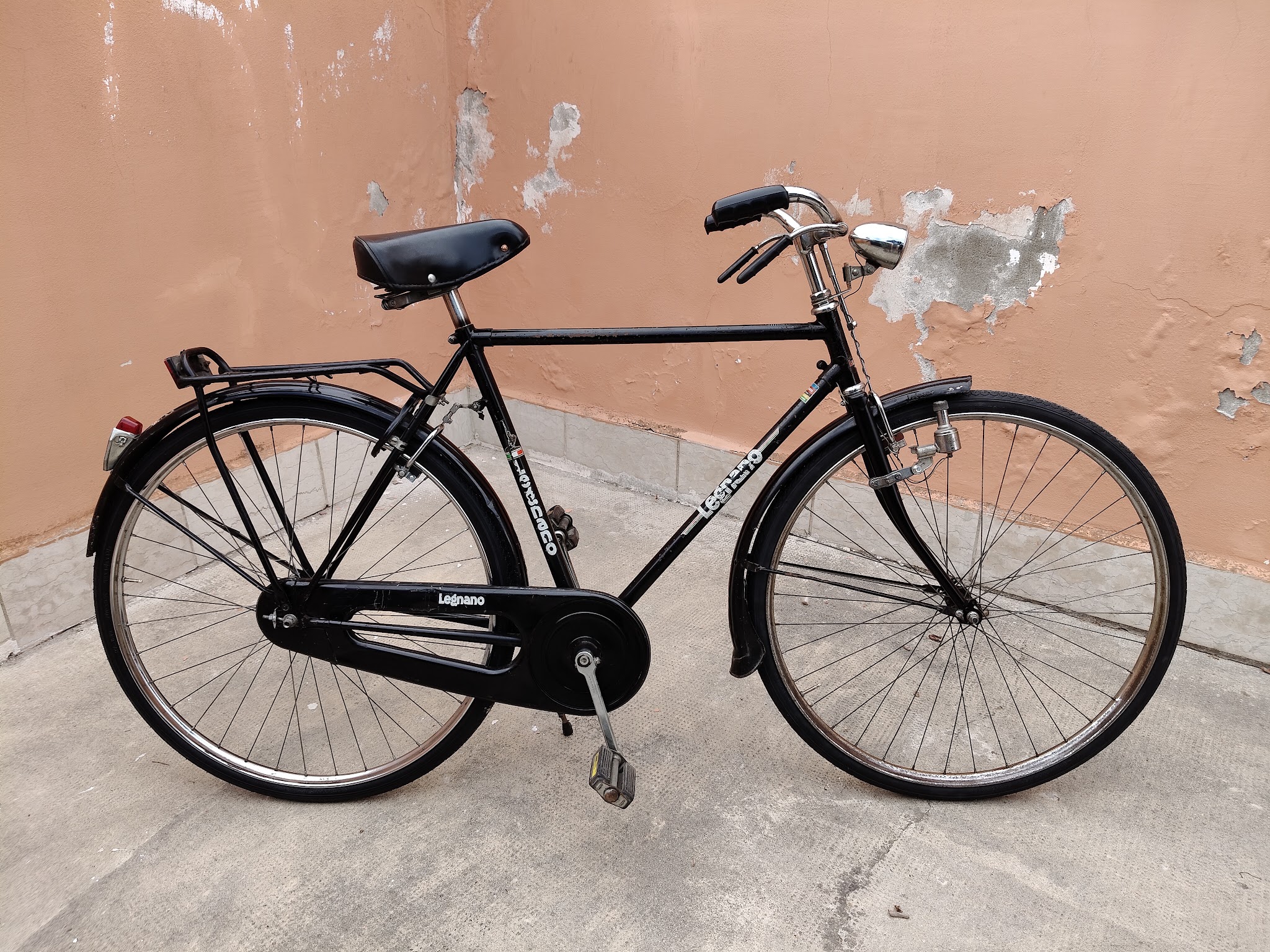 Vista laterale di una bicicletta classica nera restaurata